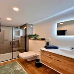 Apartment Mit Schoener Terrasse In